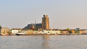 Zicht op Dordrecht vanaf kade Zwijndrecht